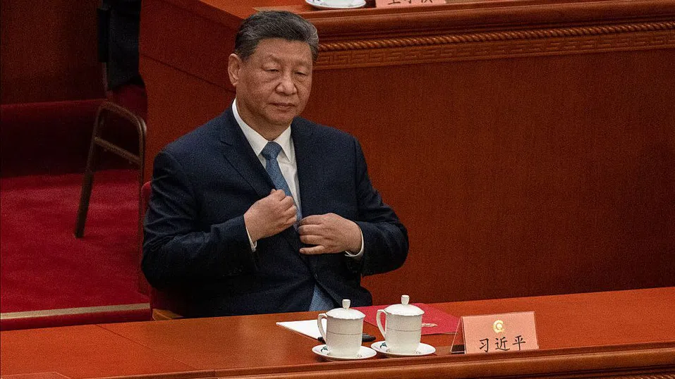 „Тигри и мухи“: Защо след милиони отстранени служители антикорупционната кампания на Си продължава?