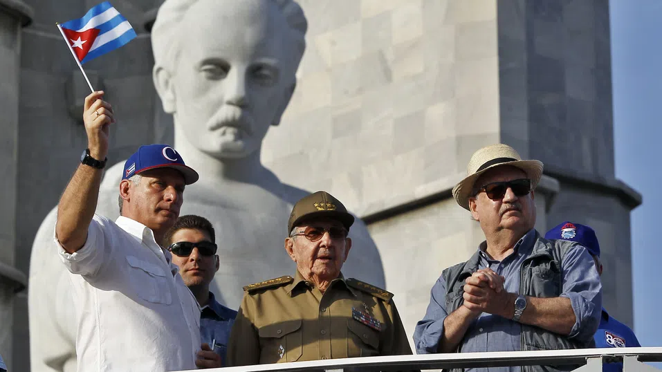 Семейството на Раул Кастро поема юздите в Куба, докато Тръмп заплашва властта на комунистическия режим