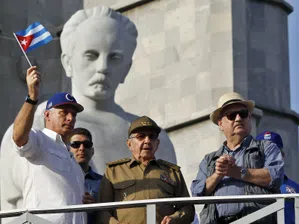 Семейството на Раул Кастро поема юздите в Куба, докато Тръмп заплашва властта на комунистическия режим