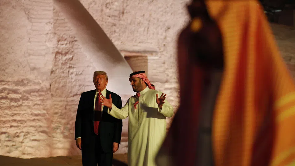 „Мохамед, спиш ли нощем?“: Принцът, президентът и техният спектакъл пред корпоративния елит