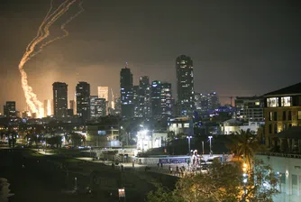 Тръмп заяви, че САЩ „нямат нищо общо с атаката срещу Иран“, но добави, че ако Техеран нанесе удар „по какъвто и да е начин срещу САЩ“, ще последва „пълната сила и мощ на американската армия... на нива, които светът никога не е виждал“