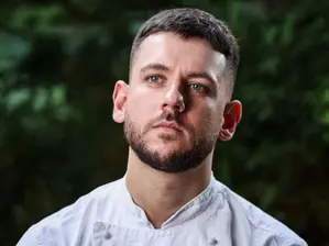 Когато Петър Киков готви, Ариана Гранде благодари. Вкусът на лидерството от кухнята на JAZU