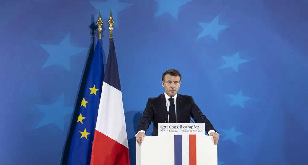 Макрон вдига военните разходи на Франция, без да знае откъде ще вземе парите за тях