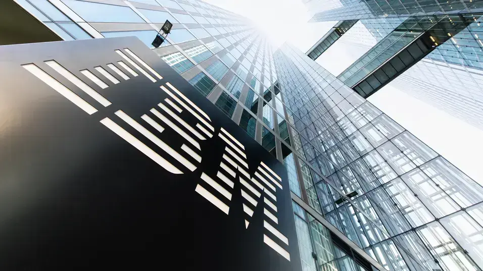 Акциите на IBM се сринаха с над 20% след предупреждение за по-слаби резултати през второто тримесечие