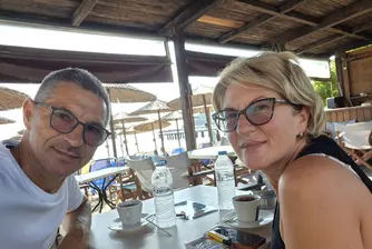 „Ако трябва да умрем, ще е заедно“: За ужаса животът на съпруга ти да виси на косъм през разбит прозорец на Ryanair