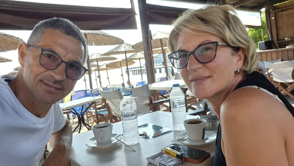 „Ако трябва да умрем, ще е заедно“: За ужаса животът на съпруга ти да виси на косъм през разбит прозорец на Ryanair