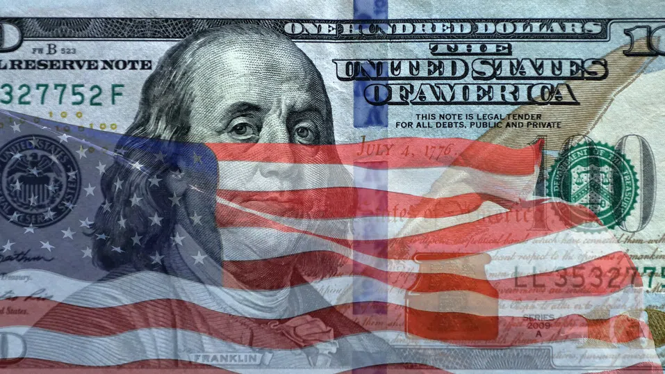 Доларът се задържа близо до най-ниското си ниво от повече от година