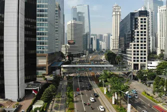 По този начин китайските компании искат да се възползват от по-ниските ставки, които си договори страната с Белия дом, а и да привлече огромната потребителска база на 4-та по население държава в света