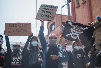 Масови протести и загуба на подкрепата на армията принудиха Андри Раджоелина да напусне страната