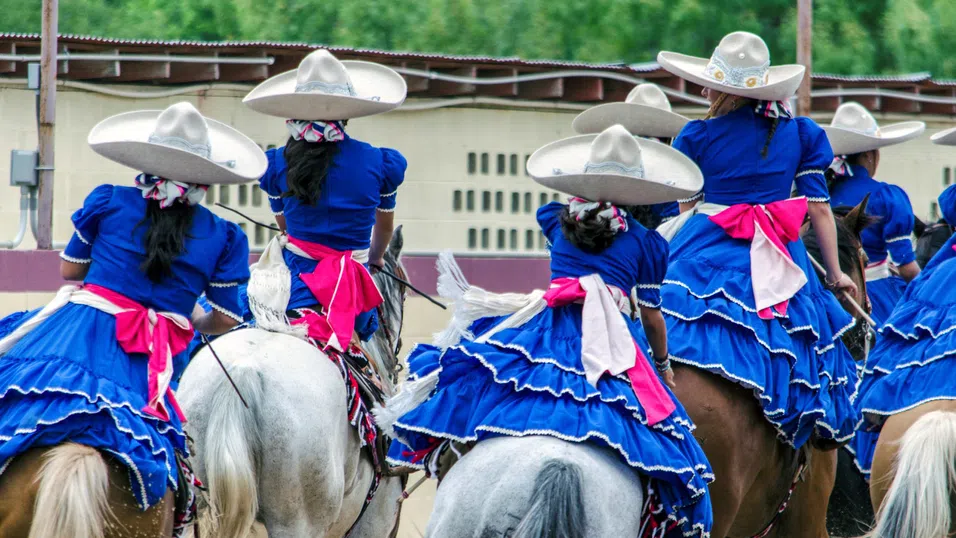 Под шапката на спорта, който Мексико подари на САЩ: Жените на Дивия запад са много повече от клише