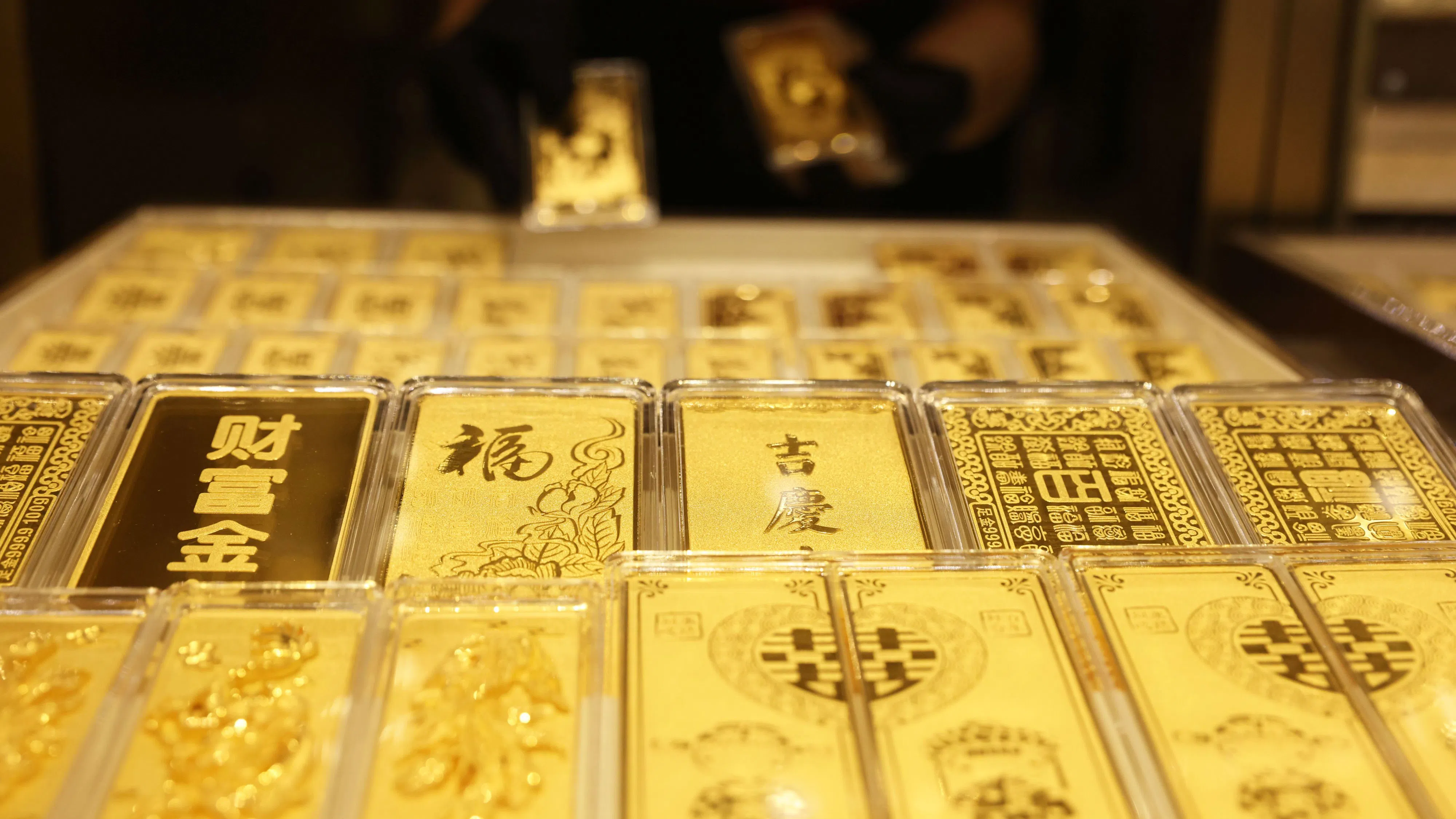 Тайните покупки на Китай засилват рекордното рали на златото