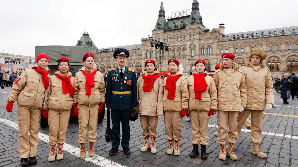 От класната стая към казармата - Путин превръща образованието във военно обучение