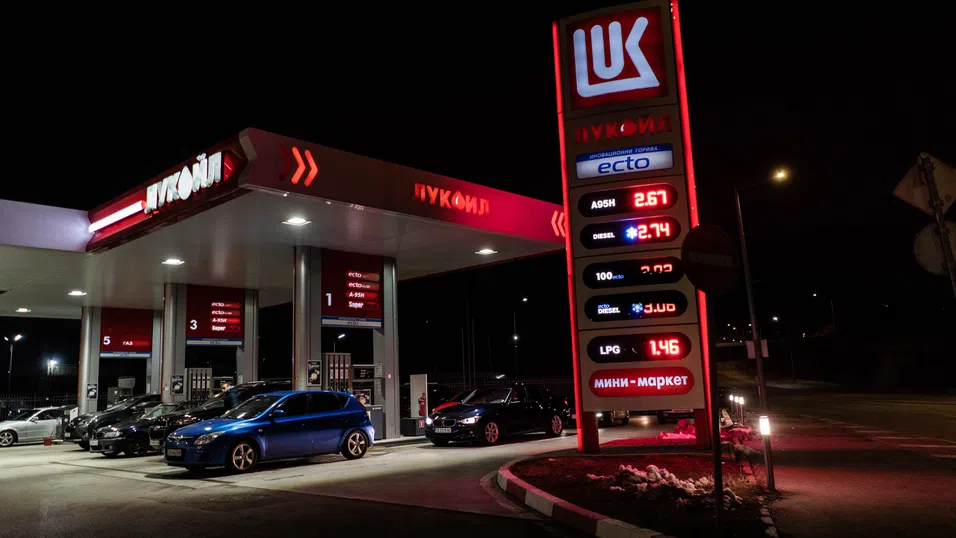 Carlyle проучва възможности зa чуждестранните активи на „Лукойл“, твърди Reuters