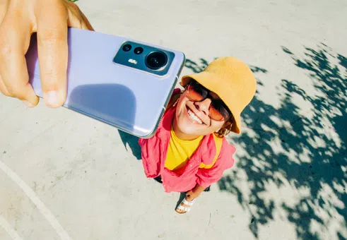 Залезът на безпристрастните инфлуенсъри и цената на мълчанието в социалните мрежи