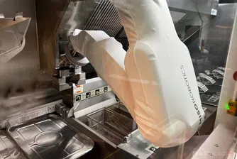 „Яжте бъдещето, платете с лицето си“: Едно посещение в AI заведение за бързо хранене