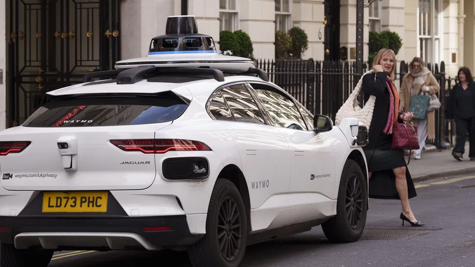 Waymo стартира тестове на автономни таксита в Лондон