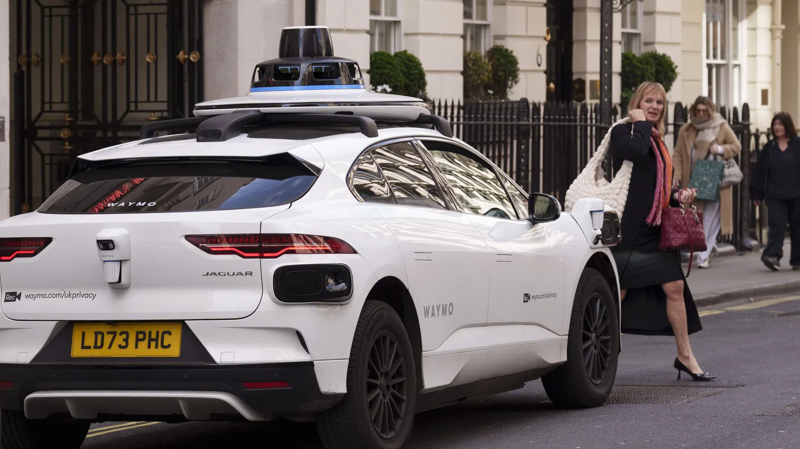 Waymo стартира тестове на автономни таксита в Лондон