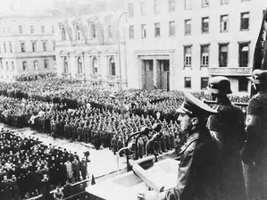 Как е могло да се случи? Фундаменталният въпрос за нацизма, който продължава да преследва Германия