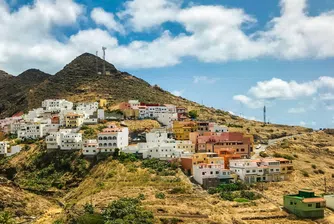 Групите за защита на околната среда заявиха, че тези мерки не са достатъчни и призоваха за значително намаляване на посетителите, които достигат четири милиона годишно