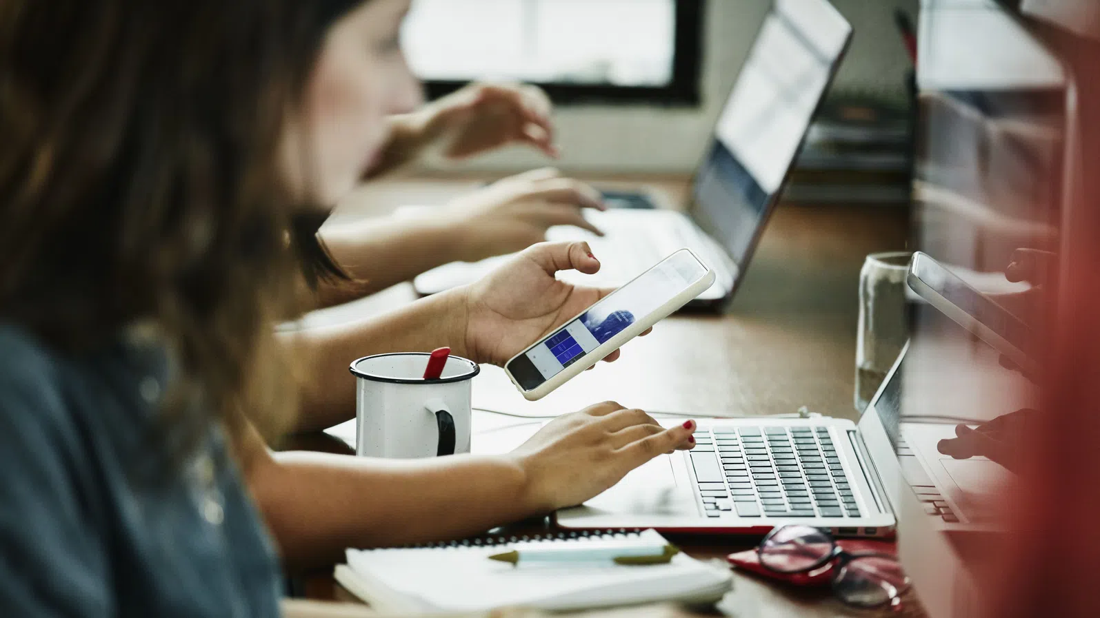 Без разсейващи фактори: Защо все повече компании ограничават достъпа до смартфони в офиса?