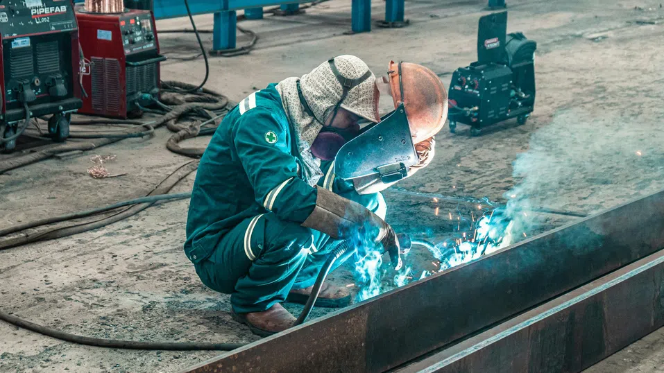 С каска и колан за инструменти: Gen Z не се страхува от заваряване