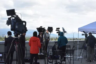 Руските новинарски сайтове се наслаждават на световното внимание и публикуват положителни коментари. Настроението в Украйна е мрачно и отразява опасенията, че няма да има добри резултати