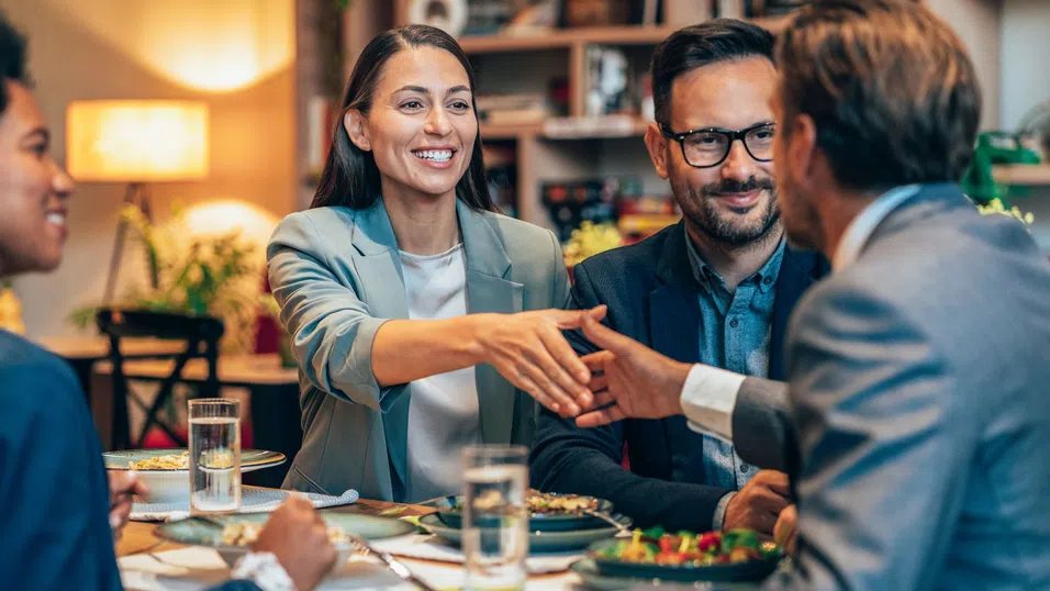 Любовта към сделките вече не минава през стомаха. Убиват ли лекарствата за отслабване бизнес обяда?