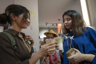 Огледалният Иран: Жени без забрадки, концерти и влюбени двойки. Но такава ли е реалността