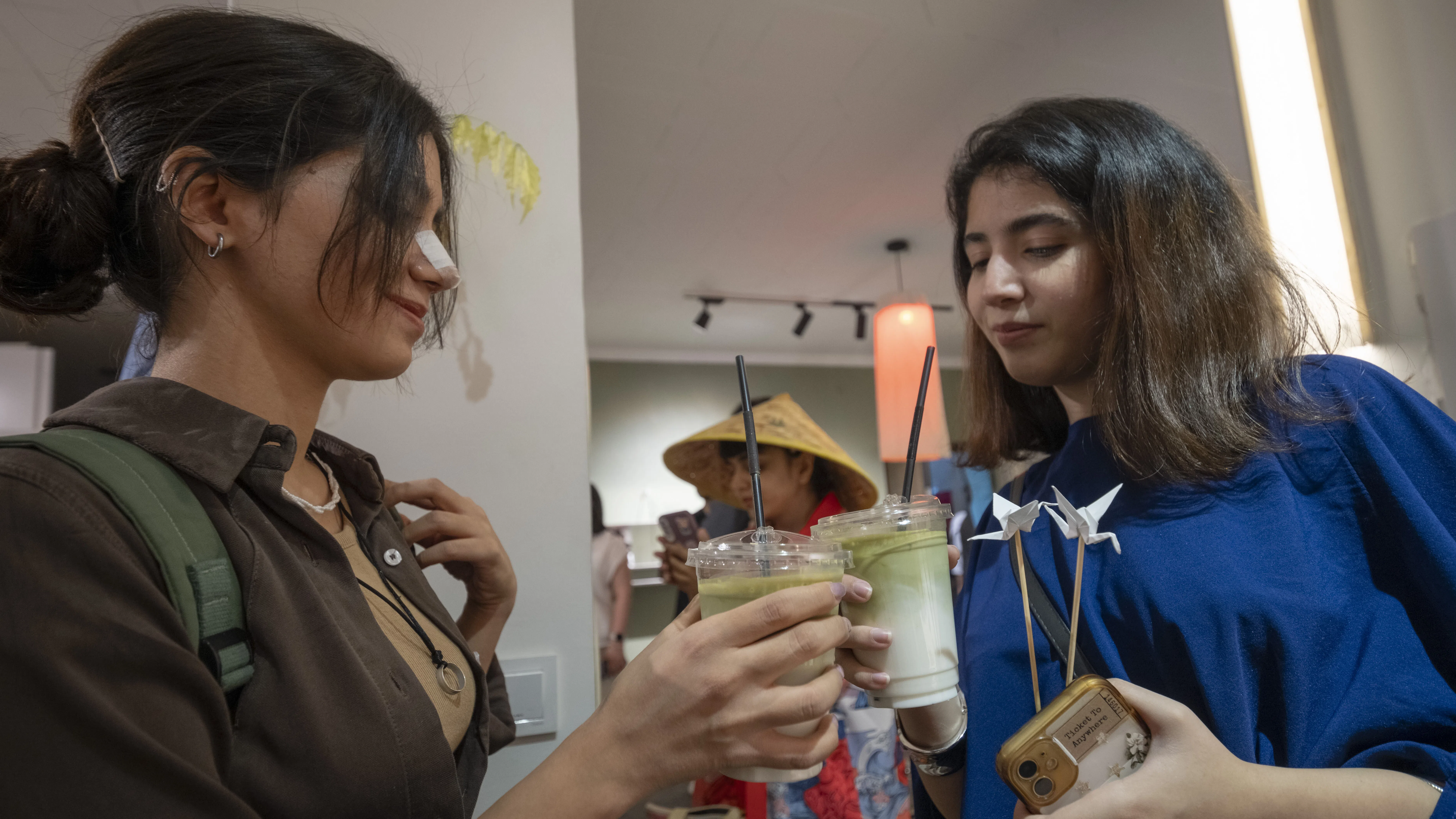 Огледалният Иран: Жени без забрадки, концерти и влюбени двойки. Но това ли е реалността