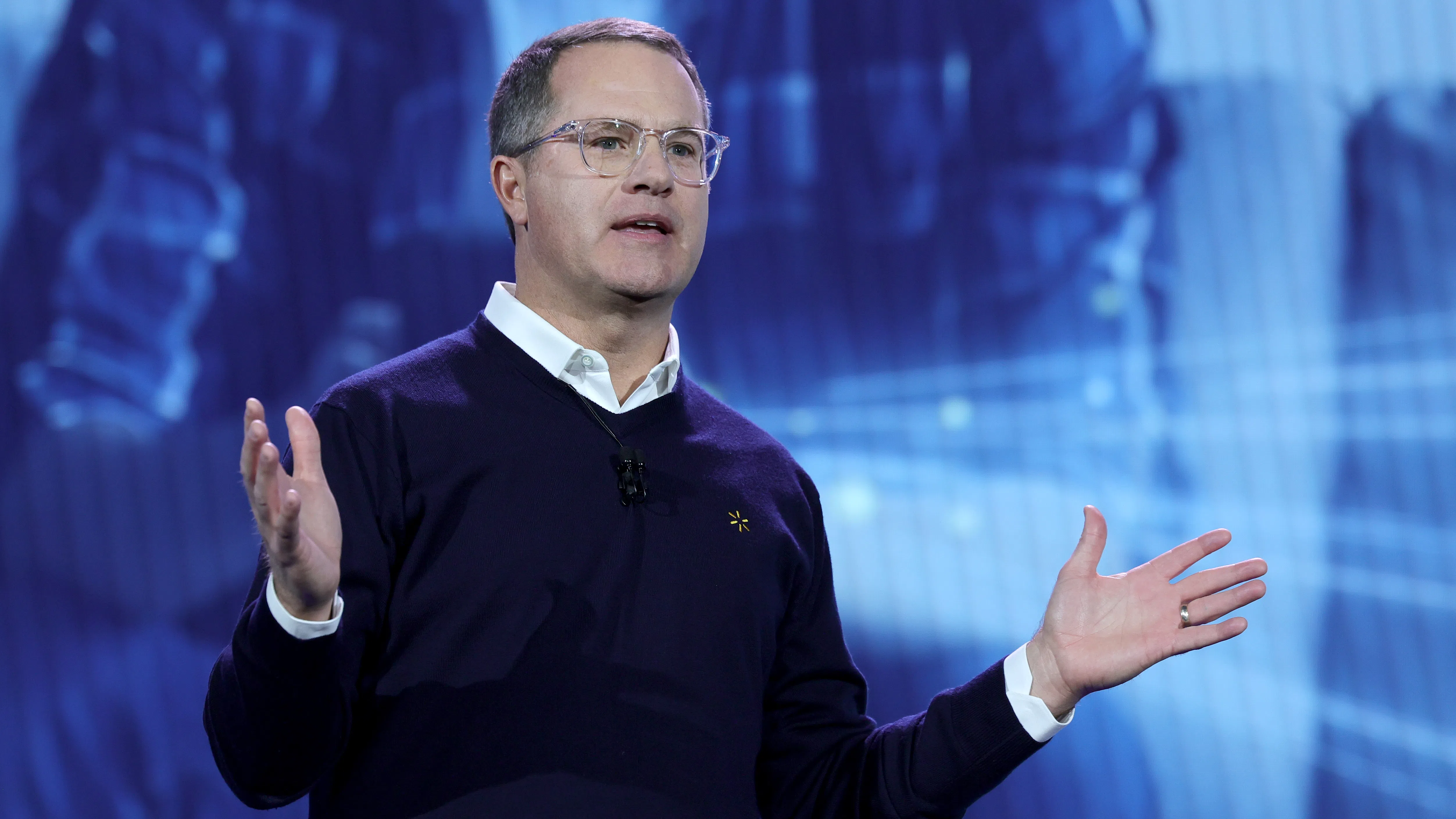 От верига за бедните до гигант за всички: Стратегът на Walmart излиза в пенсия