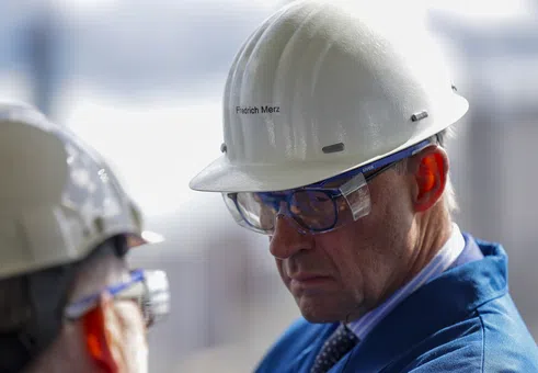 Берлин залага на превъоръжаването, докато индустриалното ядро губи скорост