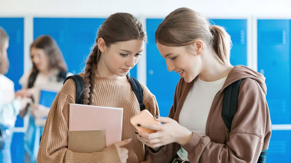 Тийнейджърите са на „ти“ с ChatGPT, но новият им помощник допуска доста грешки