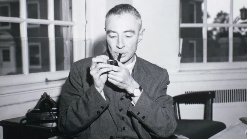 Историята го нарича „баща на атомната бомба“. Но Опенхаймер не е само това