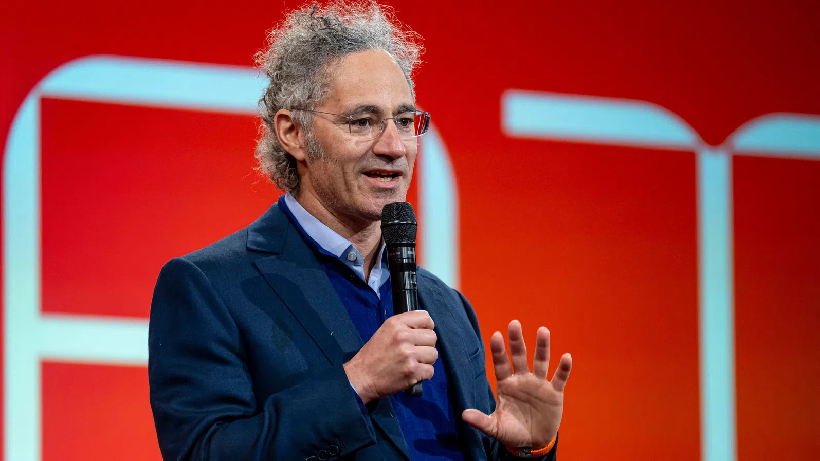 Алекс Карп: Palantir дава на Запада ключово предимство в Близкия изток