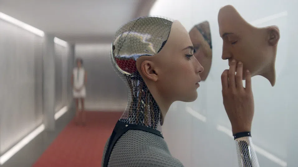 10 години по-късно: Колко плашещо точно предвиди „Ex Machina“ бъдещето на AI?