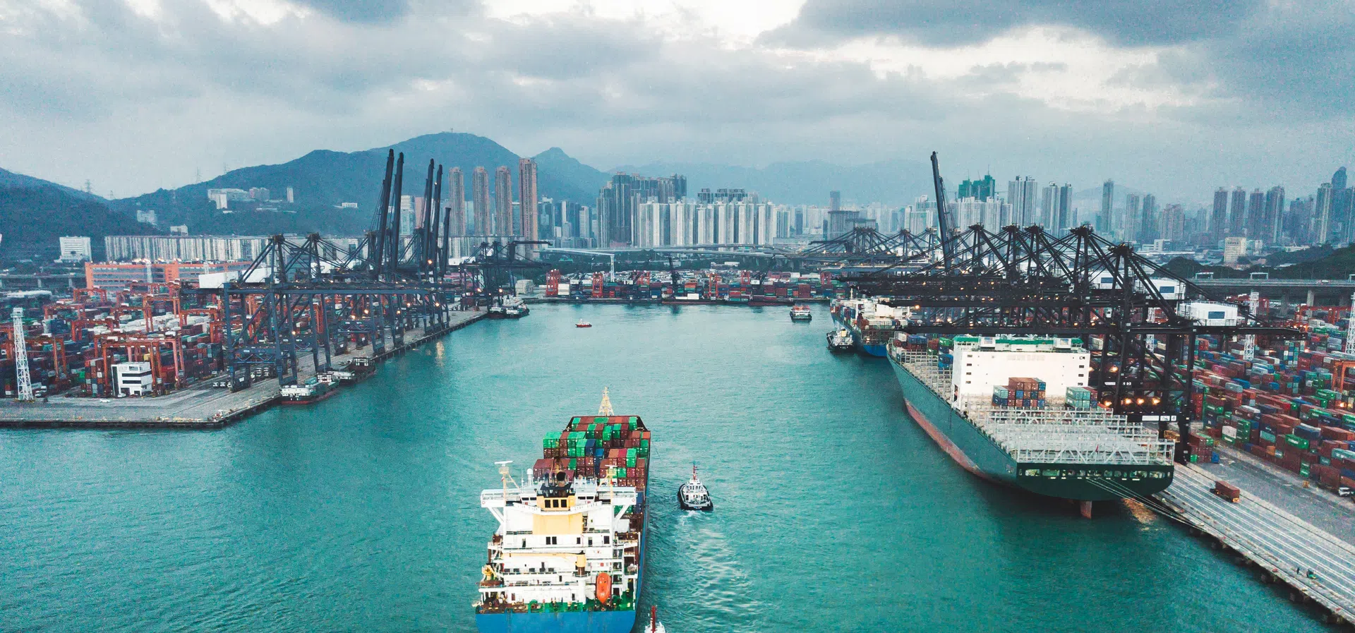 Китайската икономика ускорява растежа си до 5% през първото тримесечие,  но войната с Иран помрачава перспективите