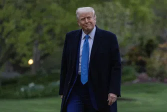 Тръмп на бързо набиране: Златен смартфон, патриотичен план и силен политически заряд