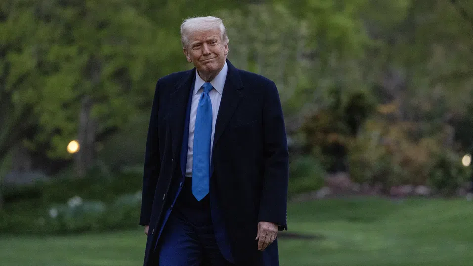 Тръмп на бързо набиране: Златен смартфон, патриотичен план и силен политически заряд