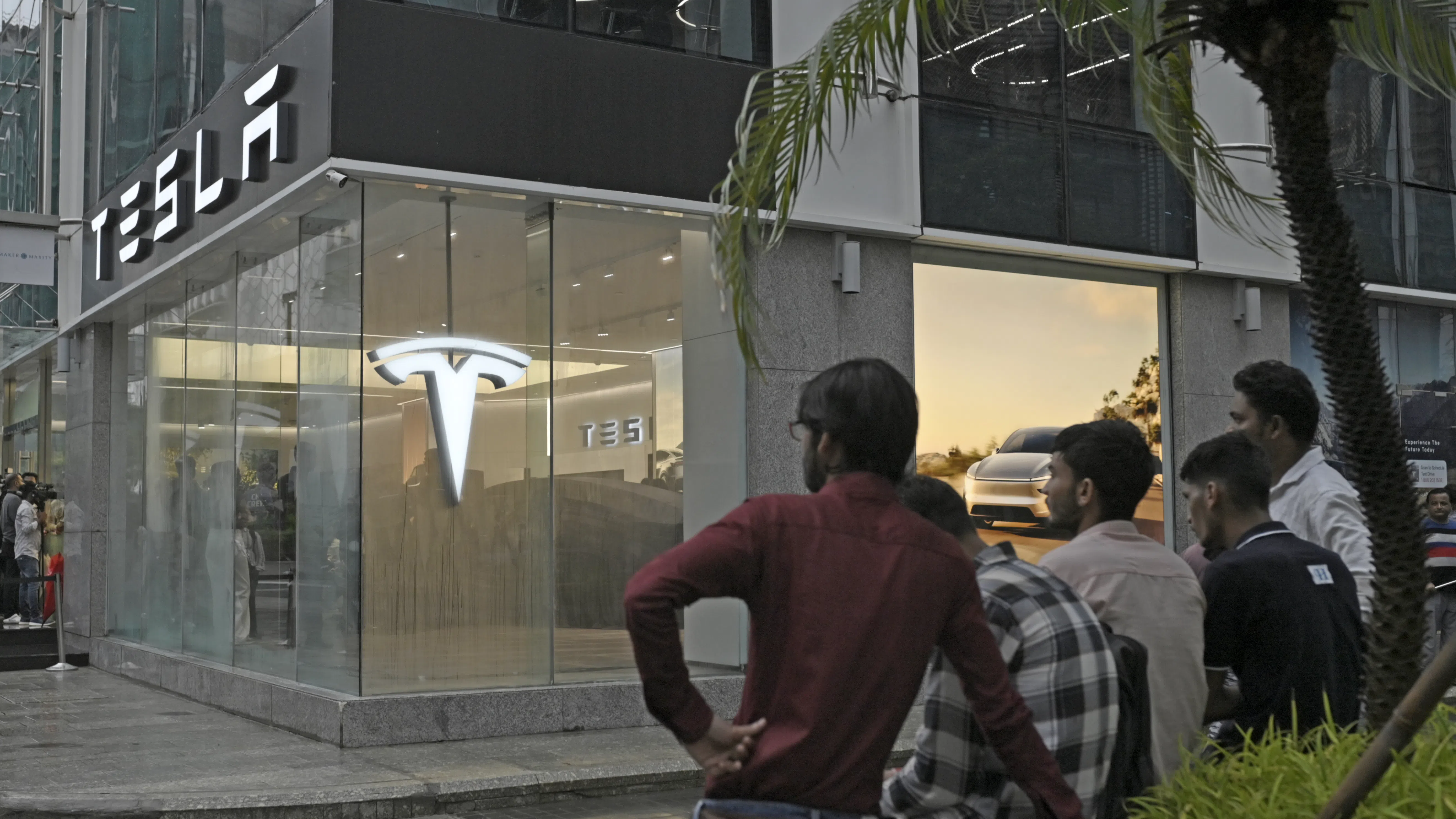 Tesla отваря първия си шоурум в Мумбай, но имат ли индийците пари за EV автомобил?