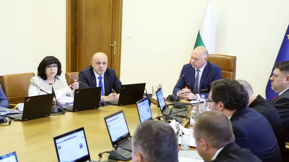 Петкова: Очакваме и през юни да покрием критерия за ценова стабилност