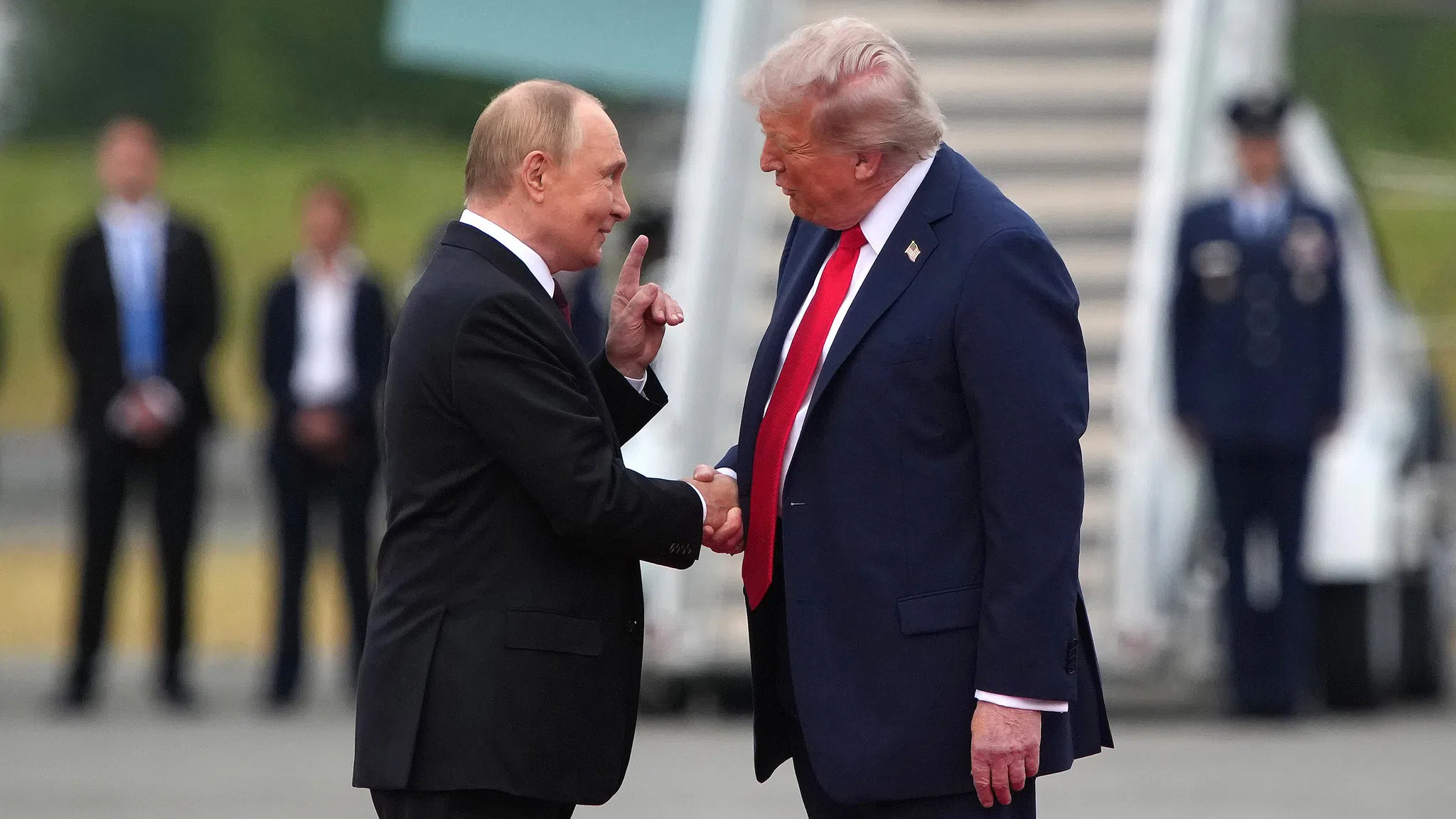 Червен килим за Путин, студени перспективи за Украйна
