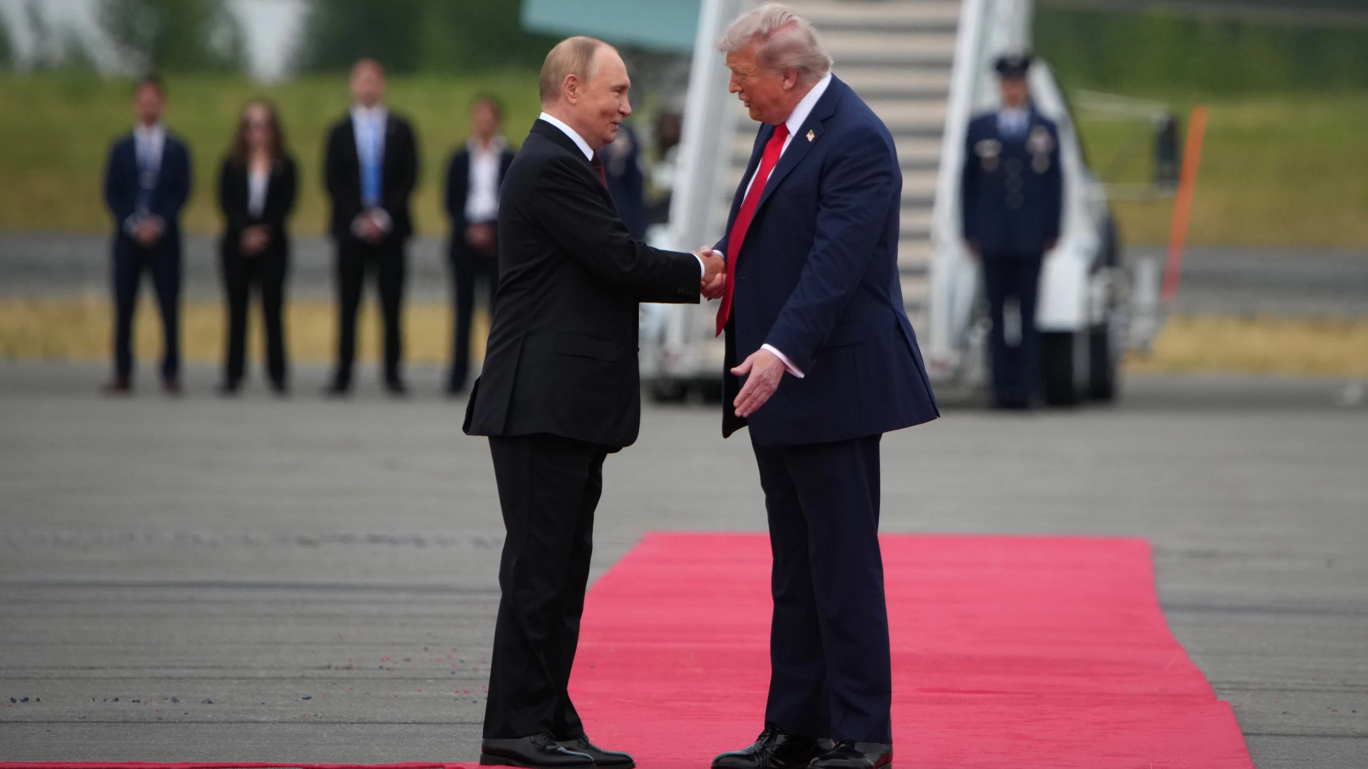 От момента в който Доналд Тръмп и Владимир Путин слязоха