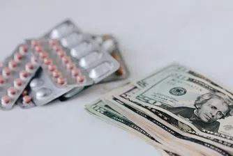 Световни производители на лекарства притискат британските власти за по-изгодни условия и заплашват с оттегляне на инвестиции на фона на агресивната политика от другата страна на Океана