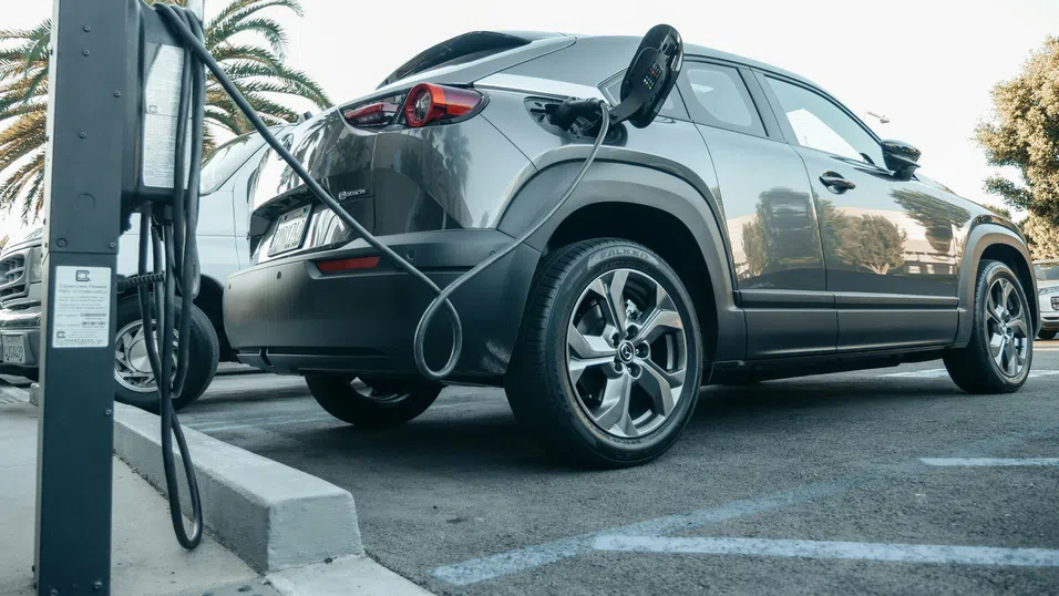 Plug-in хибридите замърсяват почти колкото бензиновите автомобили, сочи нов доклад