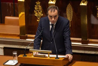 Това стана възможно благодарение на решението на премиера да замрази ключовата пенсионна реформа на президента Еманюел Макрон, с което си спечели подкрепата на социалистите