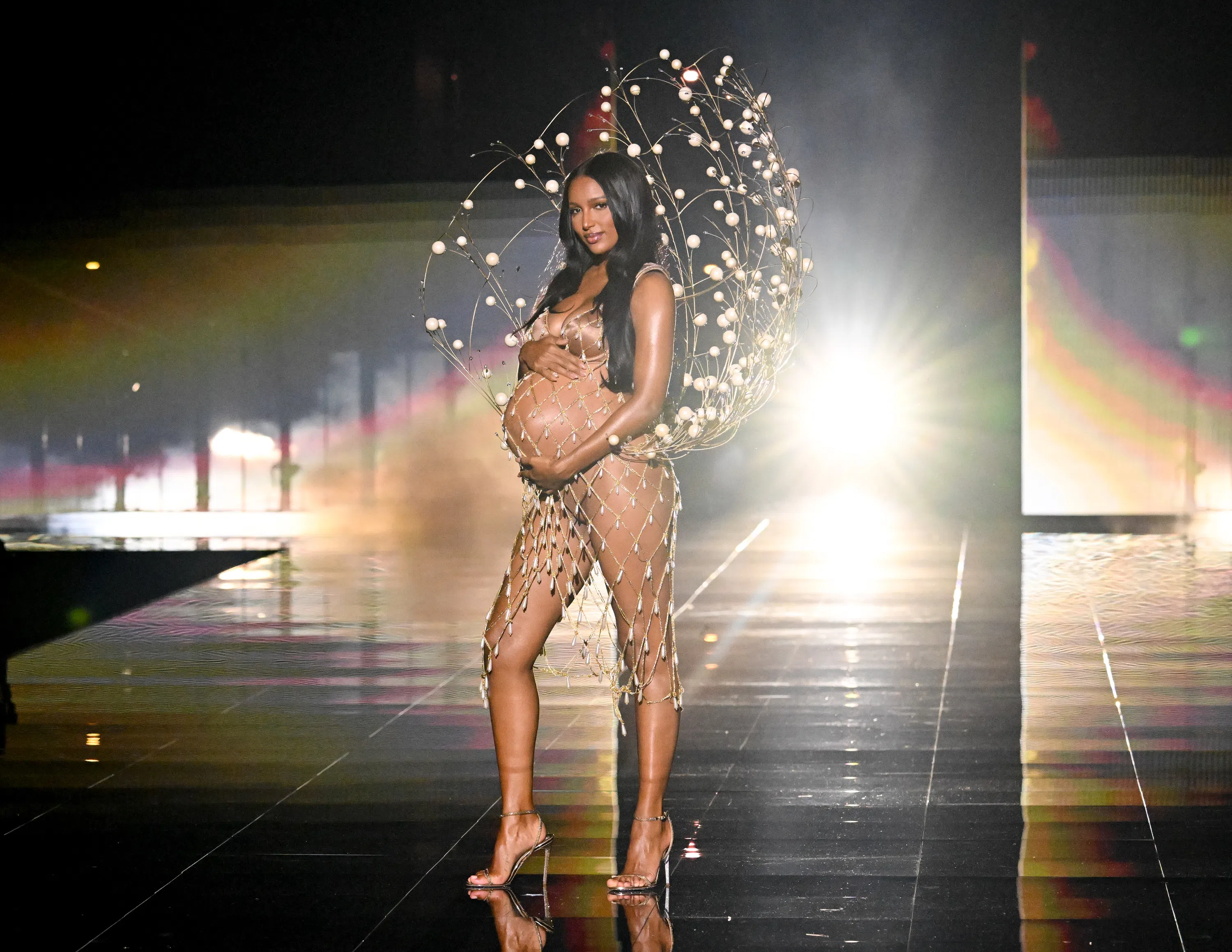 Getty Images | Бременната в деветия месец Джасмин Тукс откри ревюто на Victoria's Secret снощи, а коремът ѝ беше напълно открит под прозрачната златиста рокля с перли