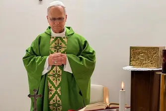 Ватиканът публикува първа снимка на папа Лъв XIV след операцията от рак на белия дроб