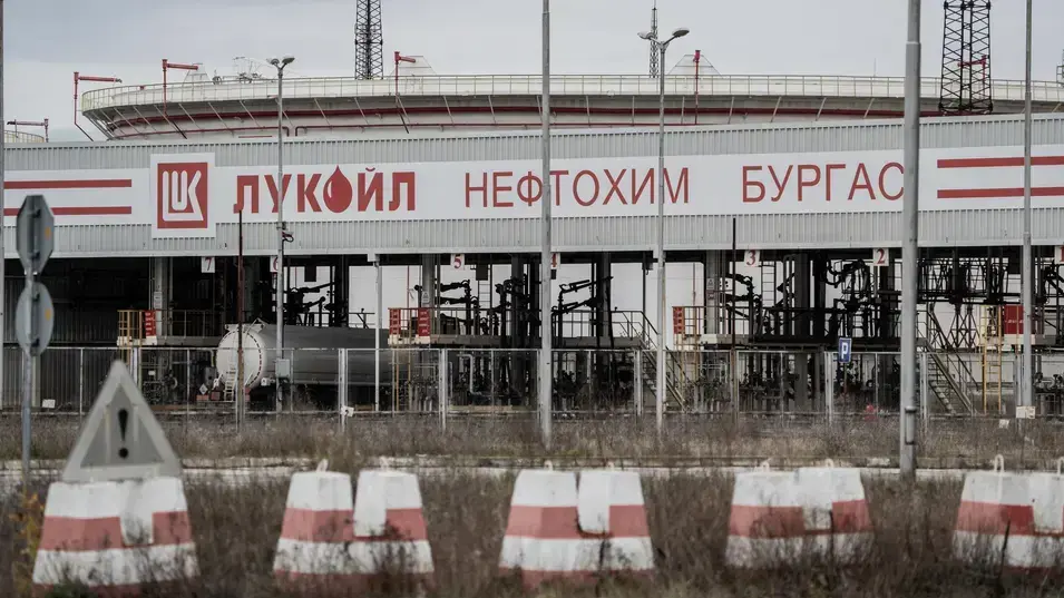 Още шест месеца за „Лукойл“ в България: Вашингтон удължи ключовия лиценз