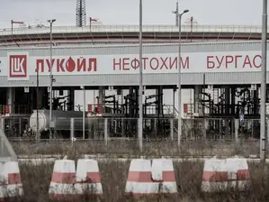 Още шест месеца за „Лукойл“ в България: Вашингтон удължи ключовия лиценз