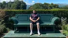 От шега в Instagram до любовта на живота му: Историята на мъжа, който оценява пейки